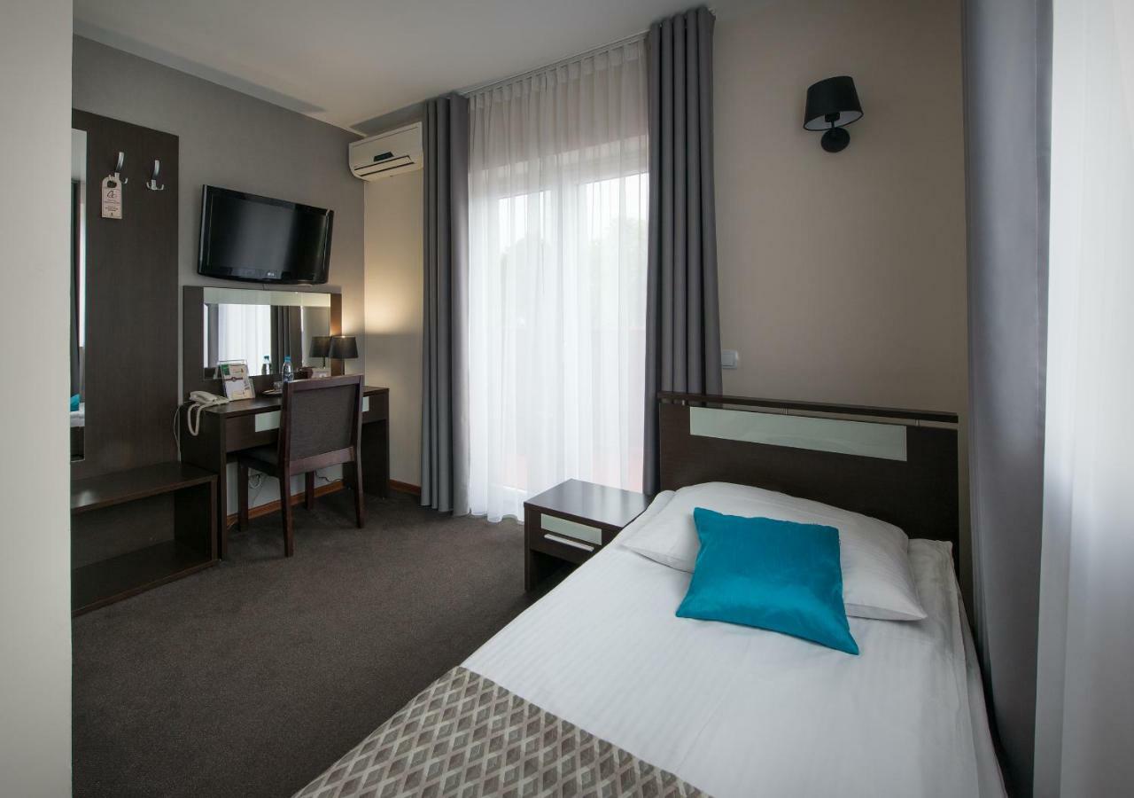 Hotel Capitol بيالا بودلاسكا المظهر الخارجي الصورة