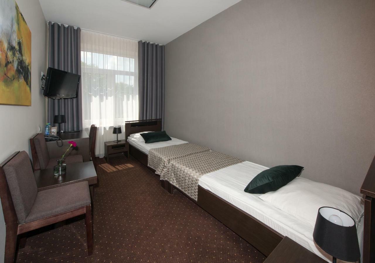 Hotel Capitol بيالا بودلاسكا المظهر الخارجي الصورة