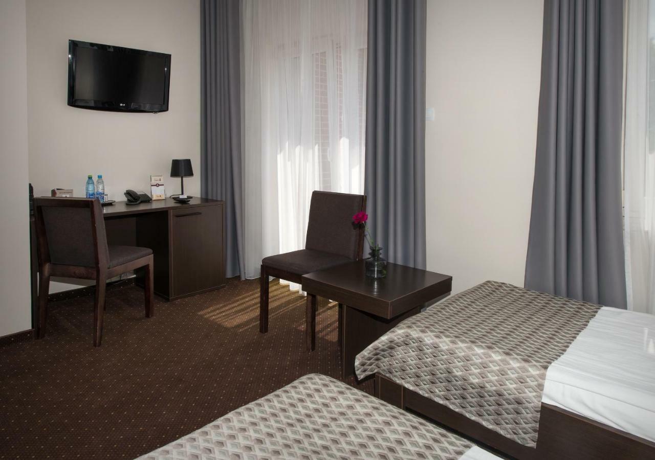 Hotel Capitol بيالا بودلاسكا المظهر الخارجي الصورة