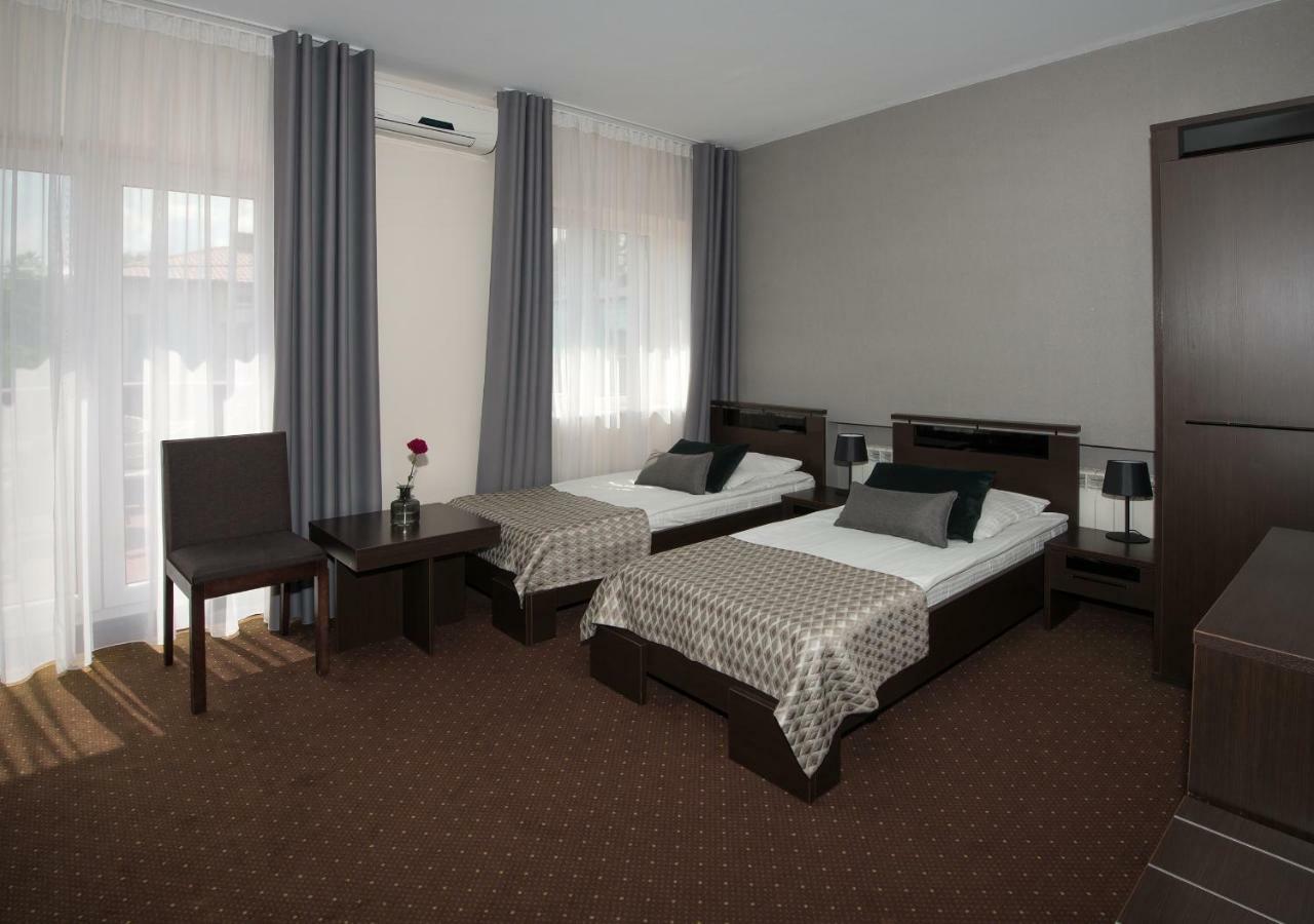 Hotel Capitol بيالا بودلاسكا المظهر الخارجي الصورة