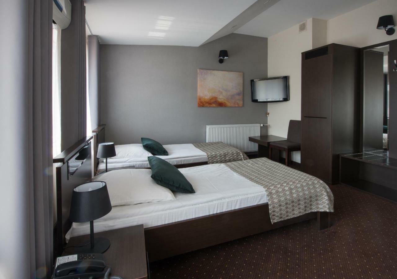 Hotel Capitol بيالا بودلاسكا المظهر الخارجي الصورة