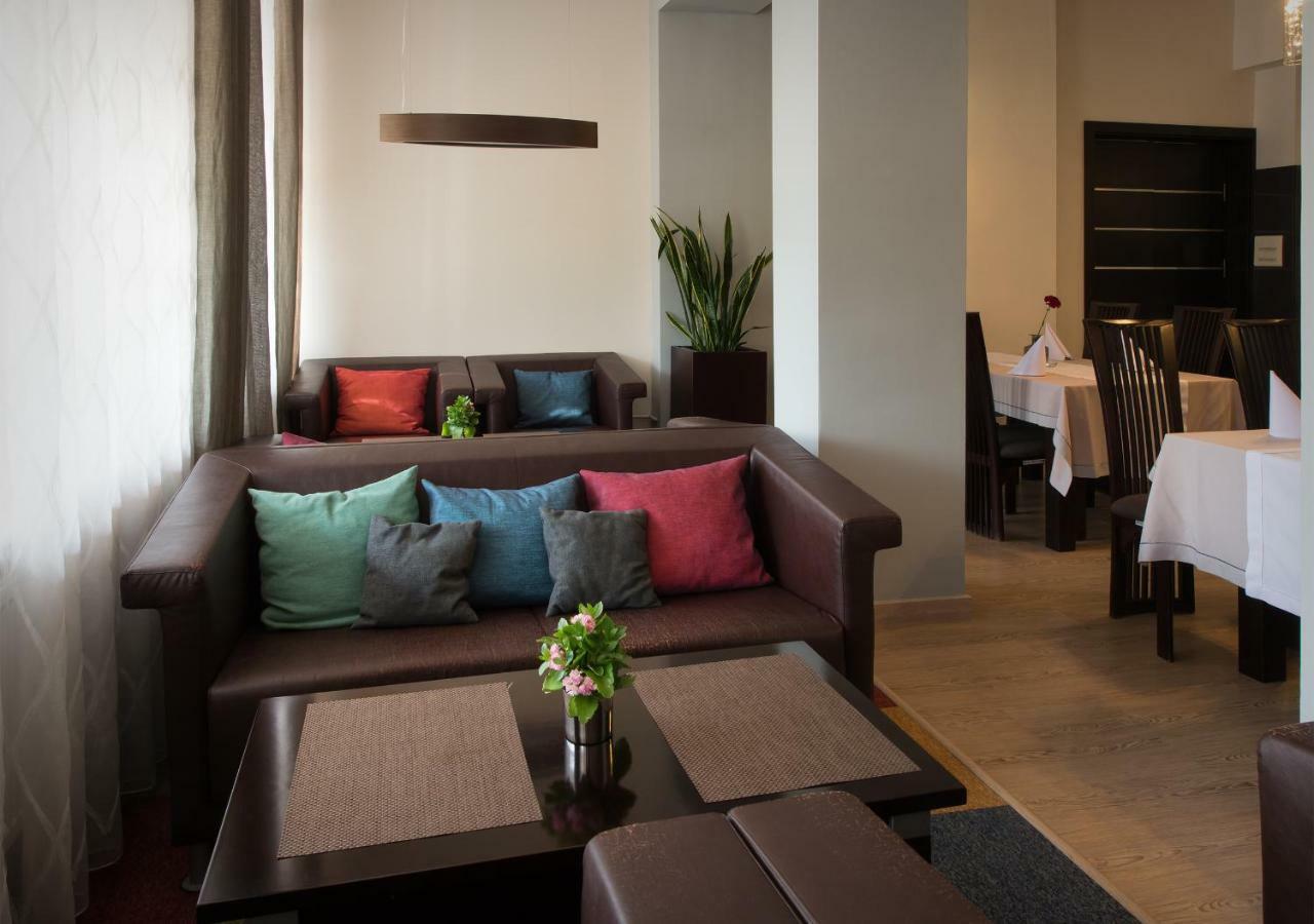 Hotel Capitol بيالا بودلاسكا المظهر الخارجي الصورة