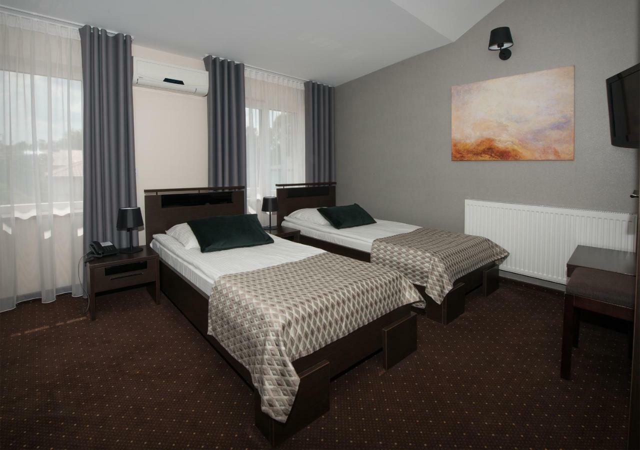 Hotel Capitol بيالا بودلاسكا المظهر الخارجي الصورة