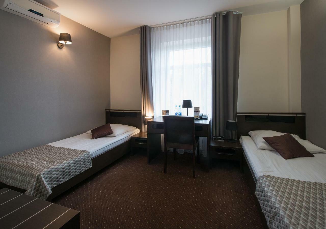 Hotel Capitol بيالا بودلاسكا المظهر الخارجي الصورة